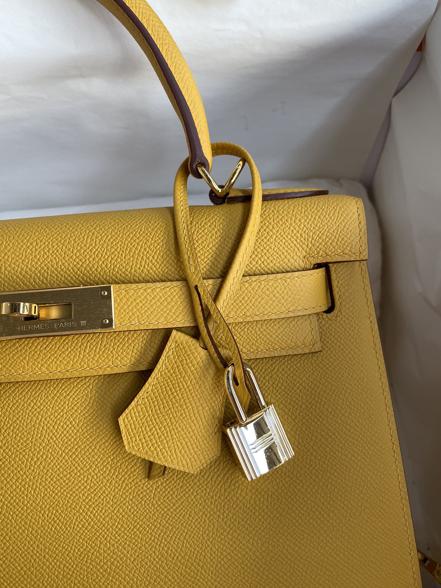 Hermes Kelly 28cm Handbag Shoulder Bag in Yellow Amber Epsom Leather